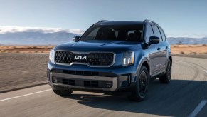 2023 Kia Telluride, best new midsize SUV in 2023, not Toyota Highlander or Honda Pilot, says KBB, driving on highway