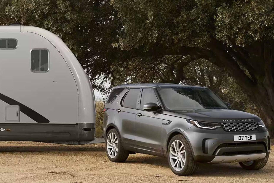 2023 Land Rover Discovery towing 