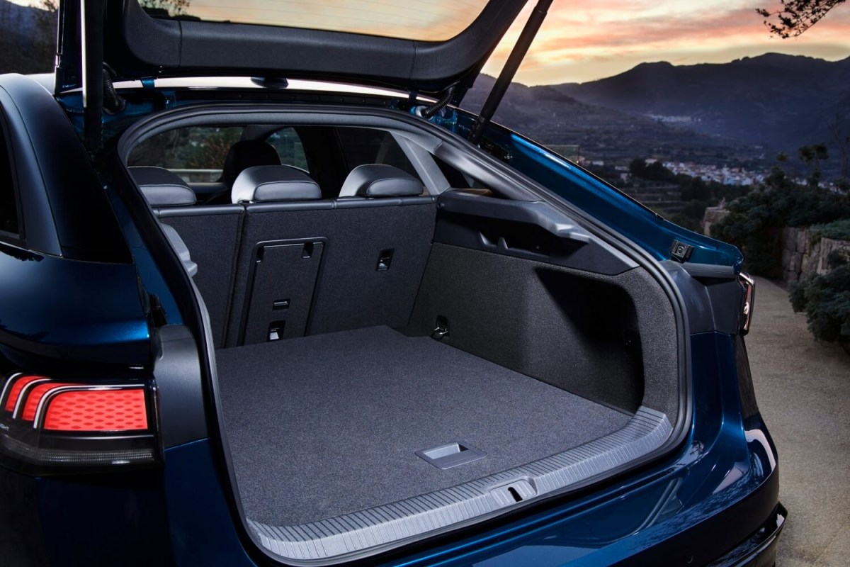 Volkswagen ID.7 liftback cargo area