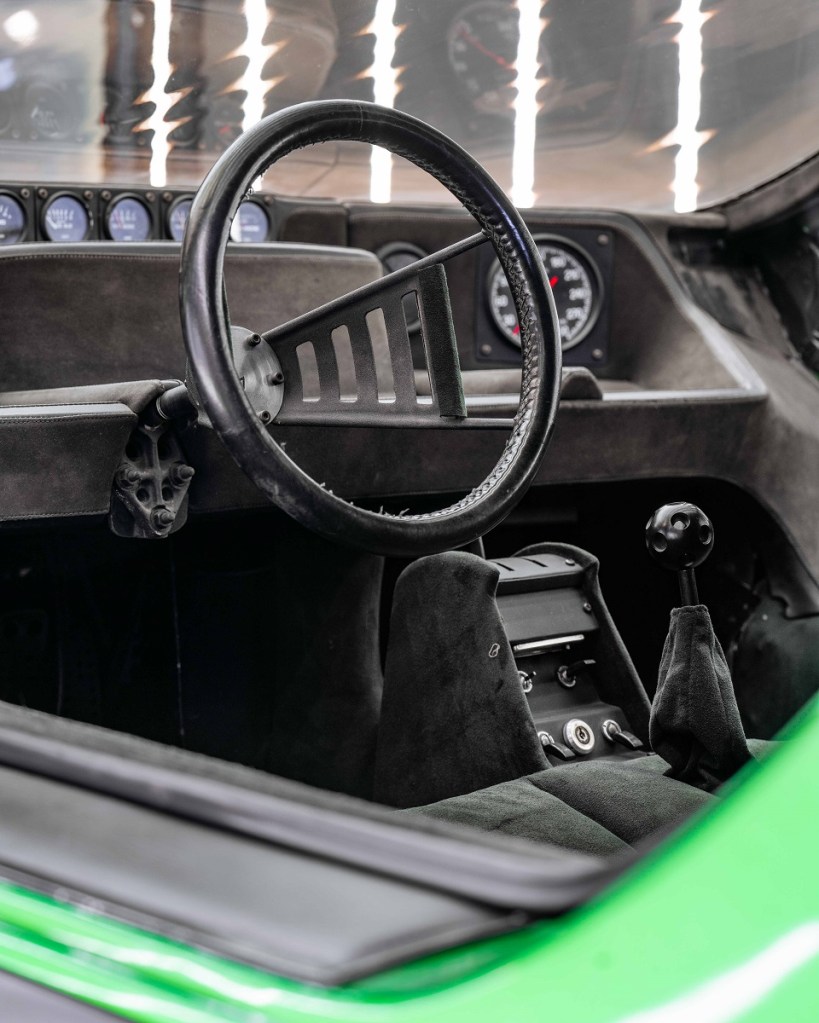 CArabo Steering wheel and cabin