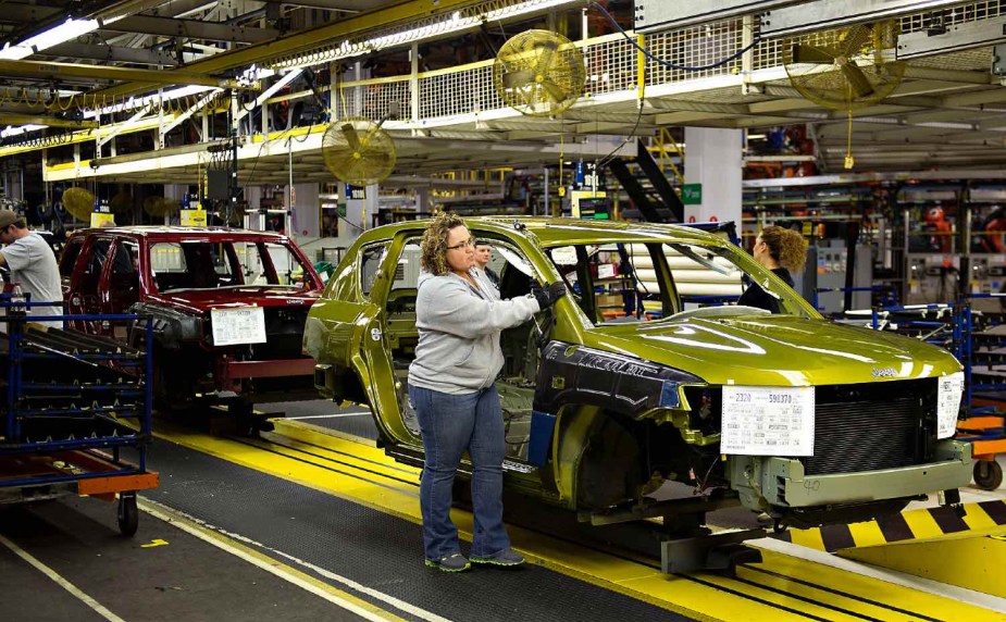 2012 Jeep Patriot being assembled 