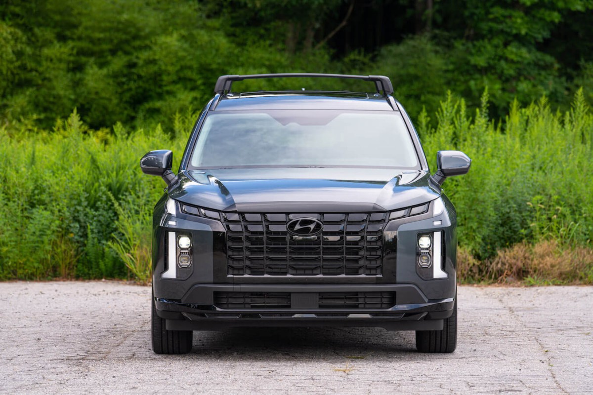 The front view of a gray 2023 Hyundai Palisade XRT