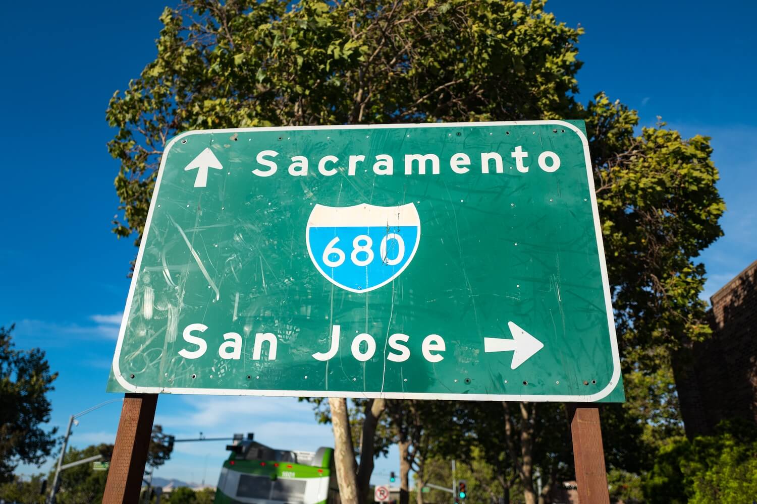 A signe for Interstate I-680 at the entrance for the highway between Sacramento and San Jose.