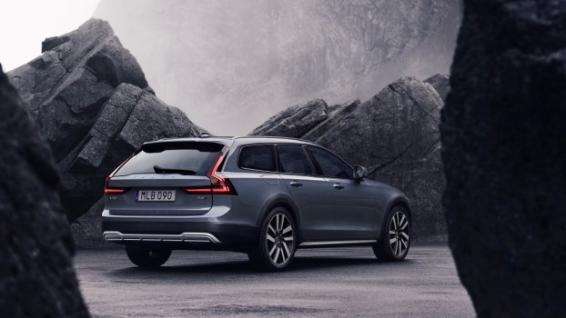 Volvo V90 vs. V90 Cross Country: What’s the Difference?