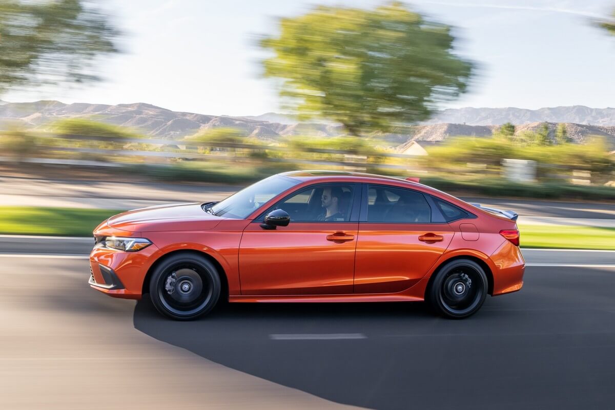 A side view of the 2023 Honda Civic Si