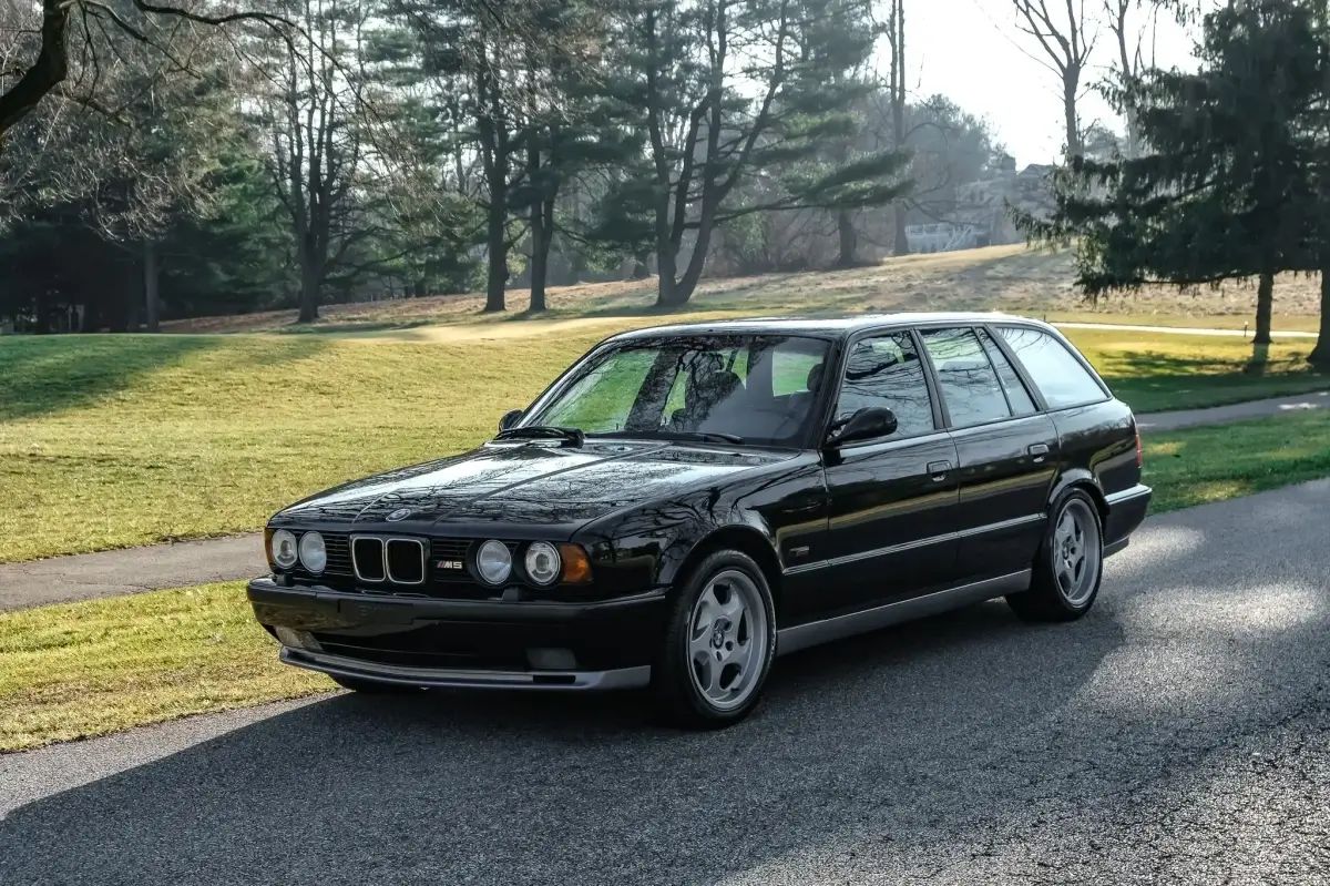 BMW M5 Touring in black