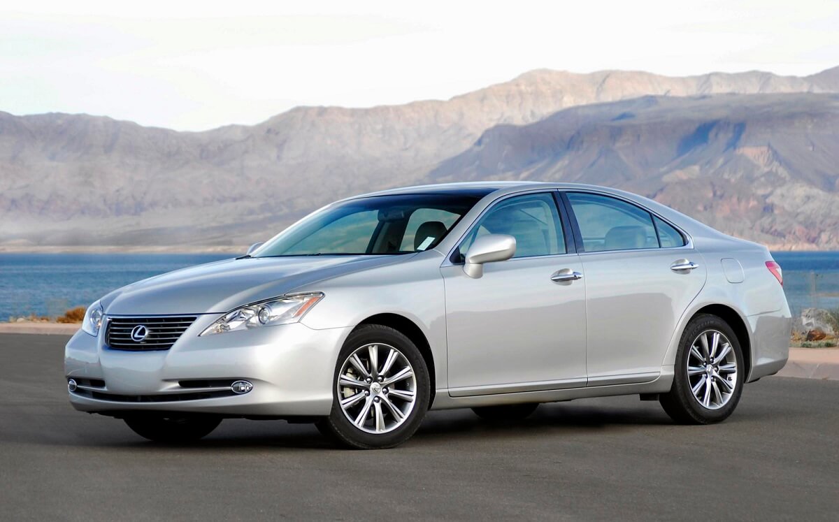 A silver 2007 Lexus ES 350 shows off its side profile.