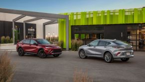 2024 Buick Envista ST in Cinnabar Metallic (L) and 2024 Buick Envista Avenir in Moonstone Gray Metallic (R)