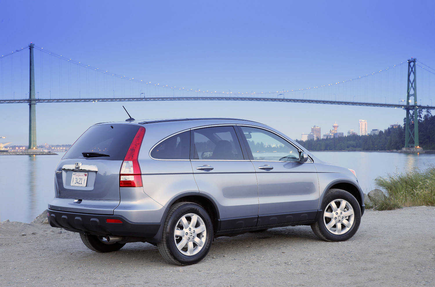 The 2007 Honda CR-V in front of a bridge