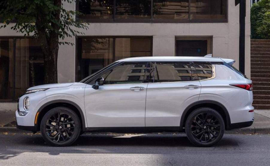 2024 Mitsubishi Outlander 3-row SUV side profile