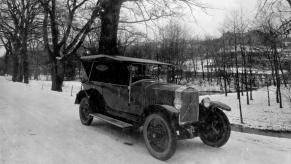 A black and white photo of Volvo's first car, the Volvo ÖV4.