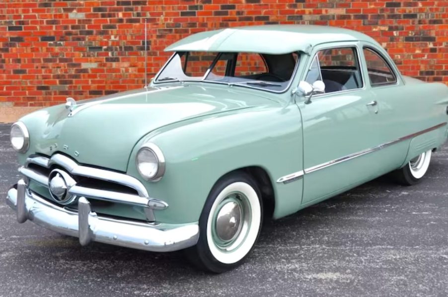 1949 Ford Deluxe in green