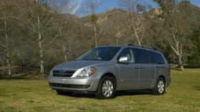 A 2007 Hyundai Entourage minivans on display outside.