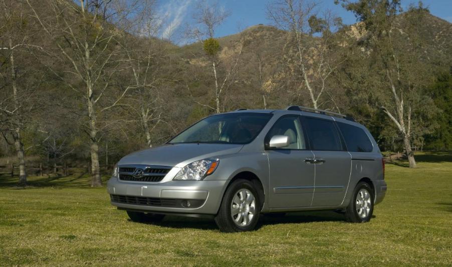 A 2007 Hyundai Entourage minivans on display outside.