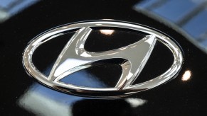 A silver Hyundai Logo is displayed.