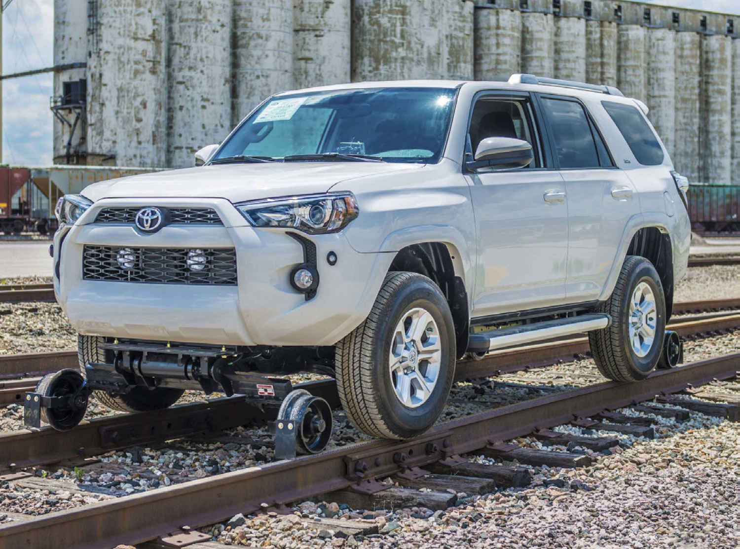 This Toyota 4Runner Hi-Rail can ride on train tracks