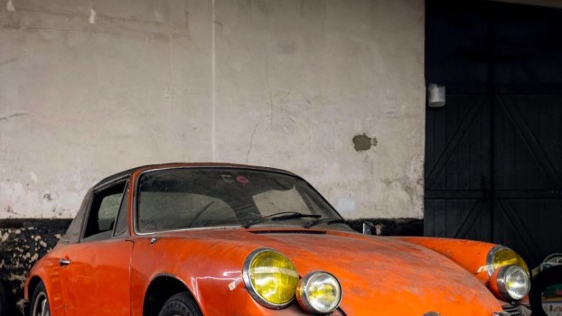 Unbelievable 1971 Porsche 911 Targa Found Abandoned on the Streets of Paris