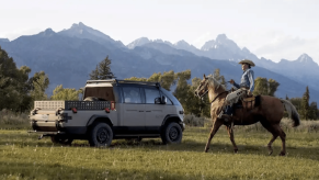 Canoo "American Bulldog" pickup/S UV rear 3/4 view