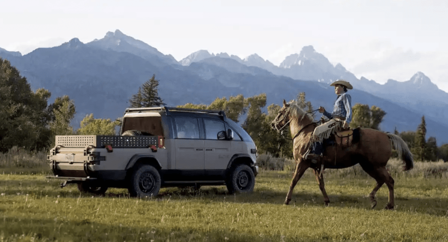 Canoo "American Bulldog" pickup/S UV rear 3/4 view