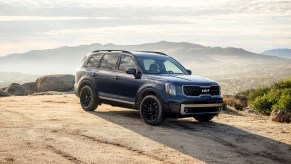 The 2023 Kia Telluride off-roading in dirt