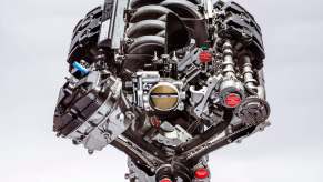 Flat plane crank Voodoo V8 engine by Ford Performance