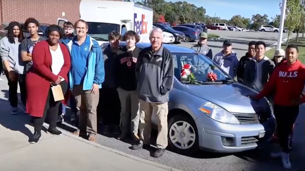 High School Students Repair Car to Gift to a Single Mother of 6