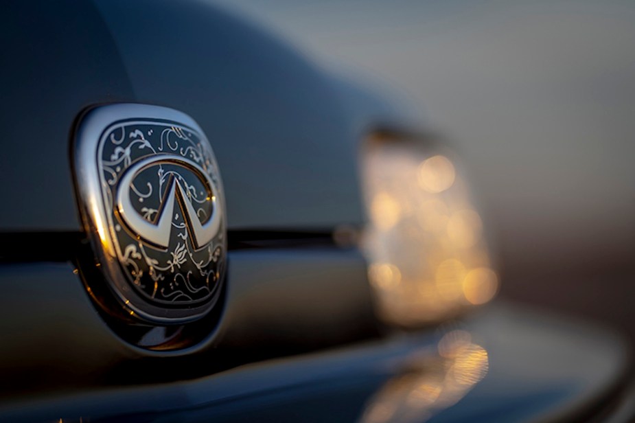 The oval-shaped INFINITI logo on a 1989 luxury car.