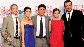 The cast of How I Met Your Mother, including Jason Segel, pose at an award show.