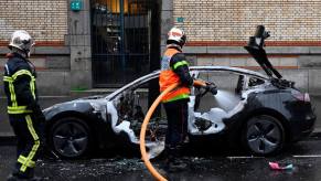 French firefighters battle an electric car fire after thermal runaway and demonstrations.