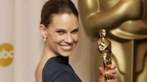 Actress Hilary Swank holds up her Oscar after the ceremony in 2005