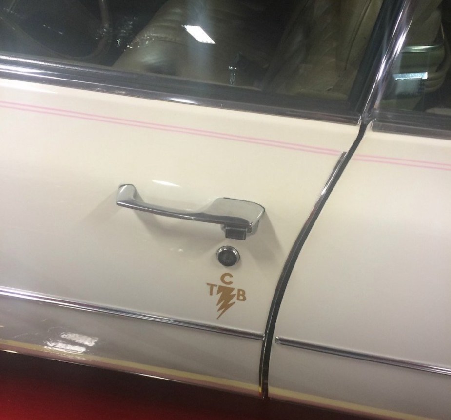 Pinstriping on the door of a station wagon.