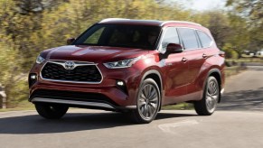 The 2024 Toyota Highlander Hybrid on the street