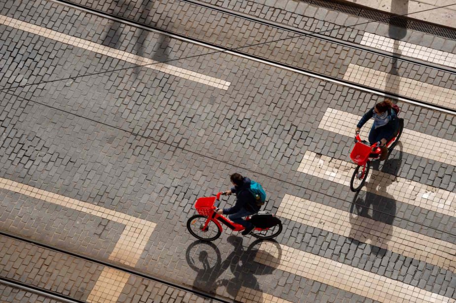 Bird's-eye view of e-Bikes taking more than a lane