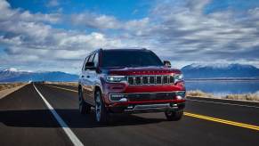 Auto mechanics have long expressed that the Jeep Wagoneer isn't among the best luxury SUVs. One Tik Toker recently did just that.