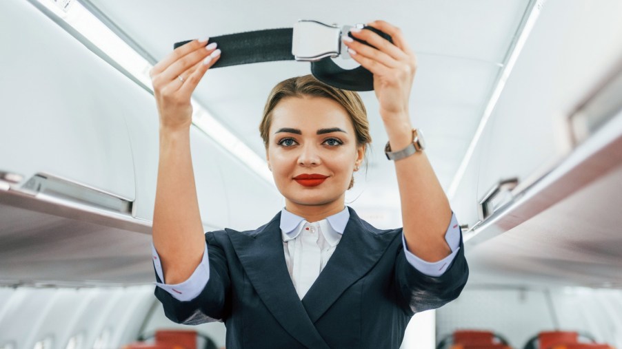 There's a new trend that finds plane passengers putting on the seat belts the wrong way and experts are weighing in.