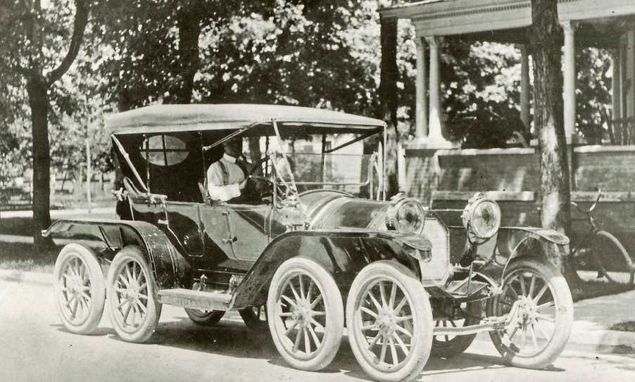 Black and white photo of Milton Reeves' eight-wheel Octoauto car introduced in 1911.