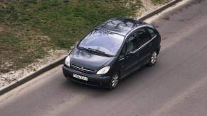 A Citroën Xsara Picasso 2000 hatchback like the one in a popular dent removal video.