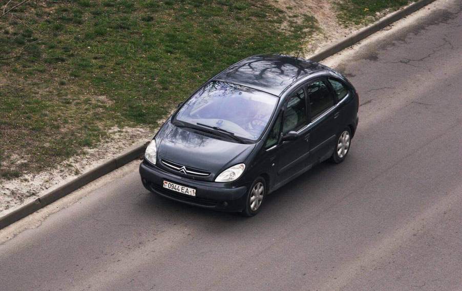 A Citroën Xsara Picasso 2000 hatchback like the one in a popular dent removal video.