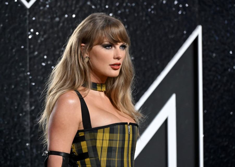 Taylor Swift, famous star and car collector, shows up at the MTV Video Music Awards.